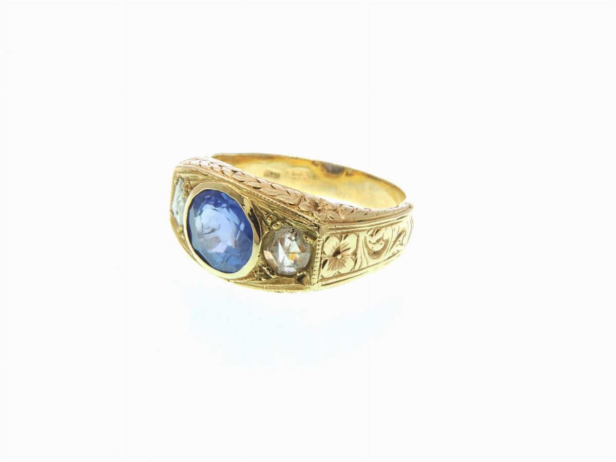 Anello in Oro Giallo con Diamanti e Zaffiro