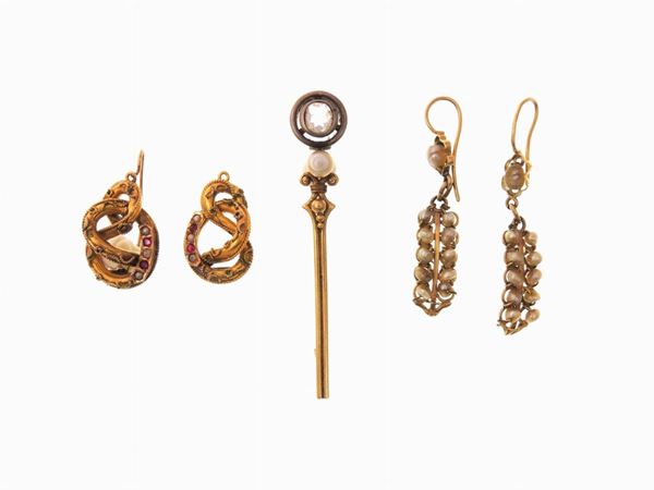 Due paia di orecchini ed uno spillone in oro varie leghe, diamante, perle e pietre colorate