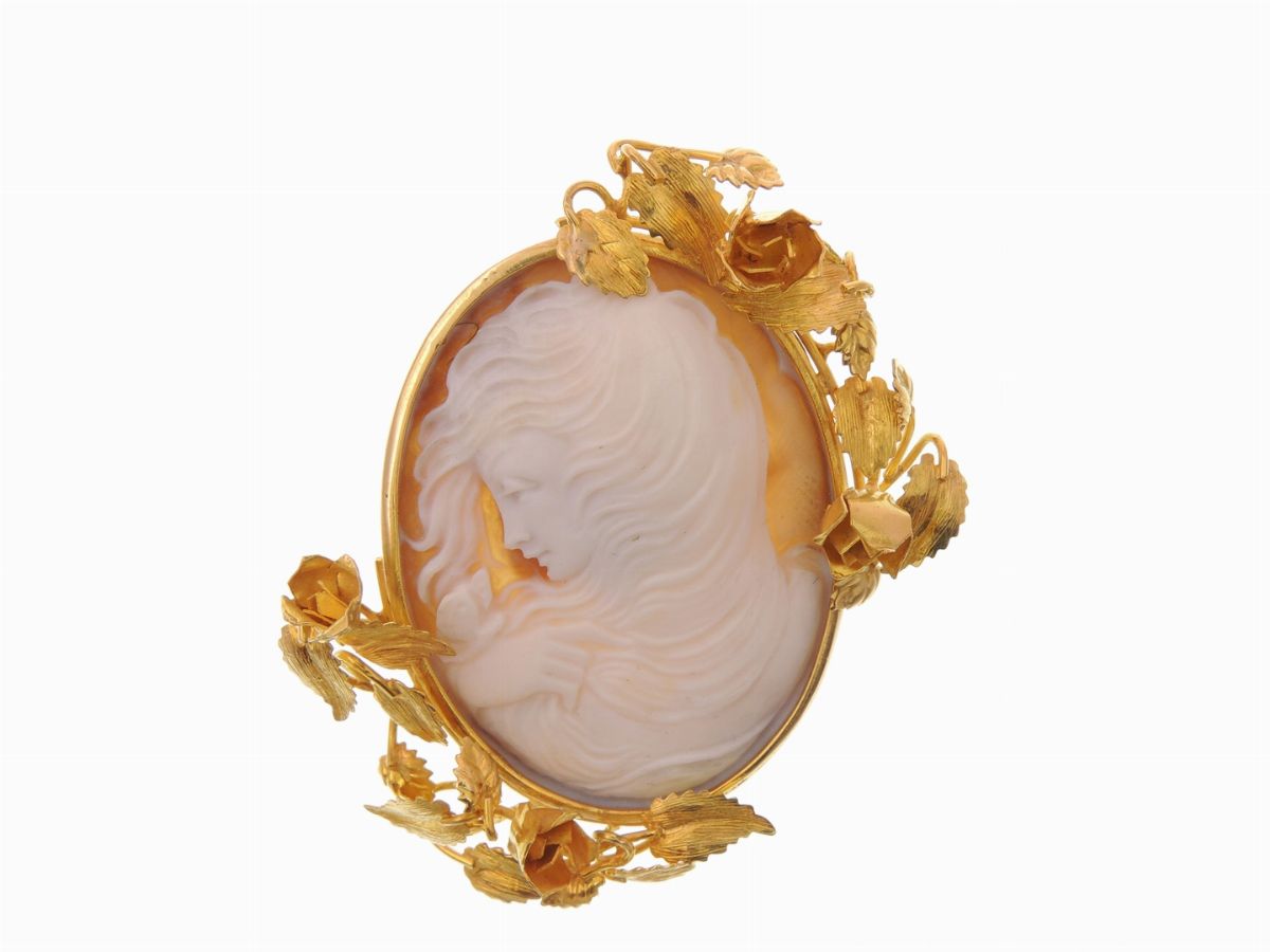 Collana a Tre Fili di Perle Coltivate Akoya e Spilla