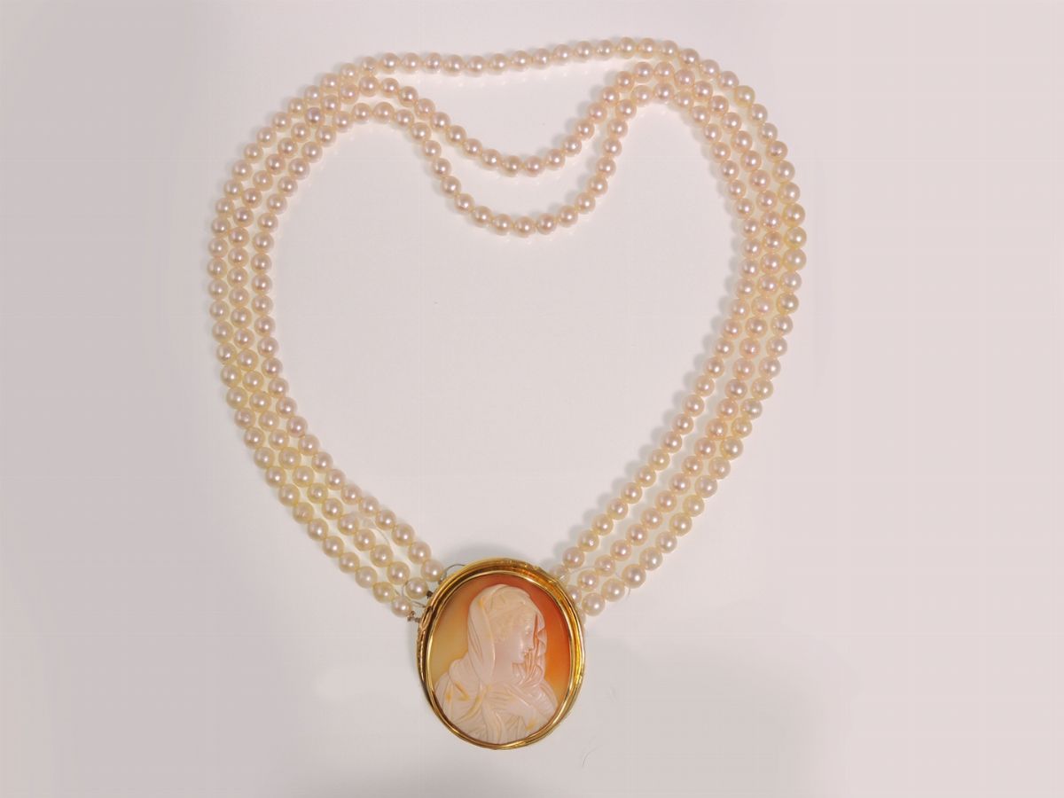 Collana a Tre Fili di Perle Coltivate Akoya e Spilla