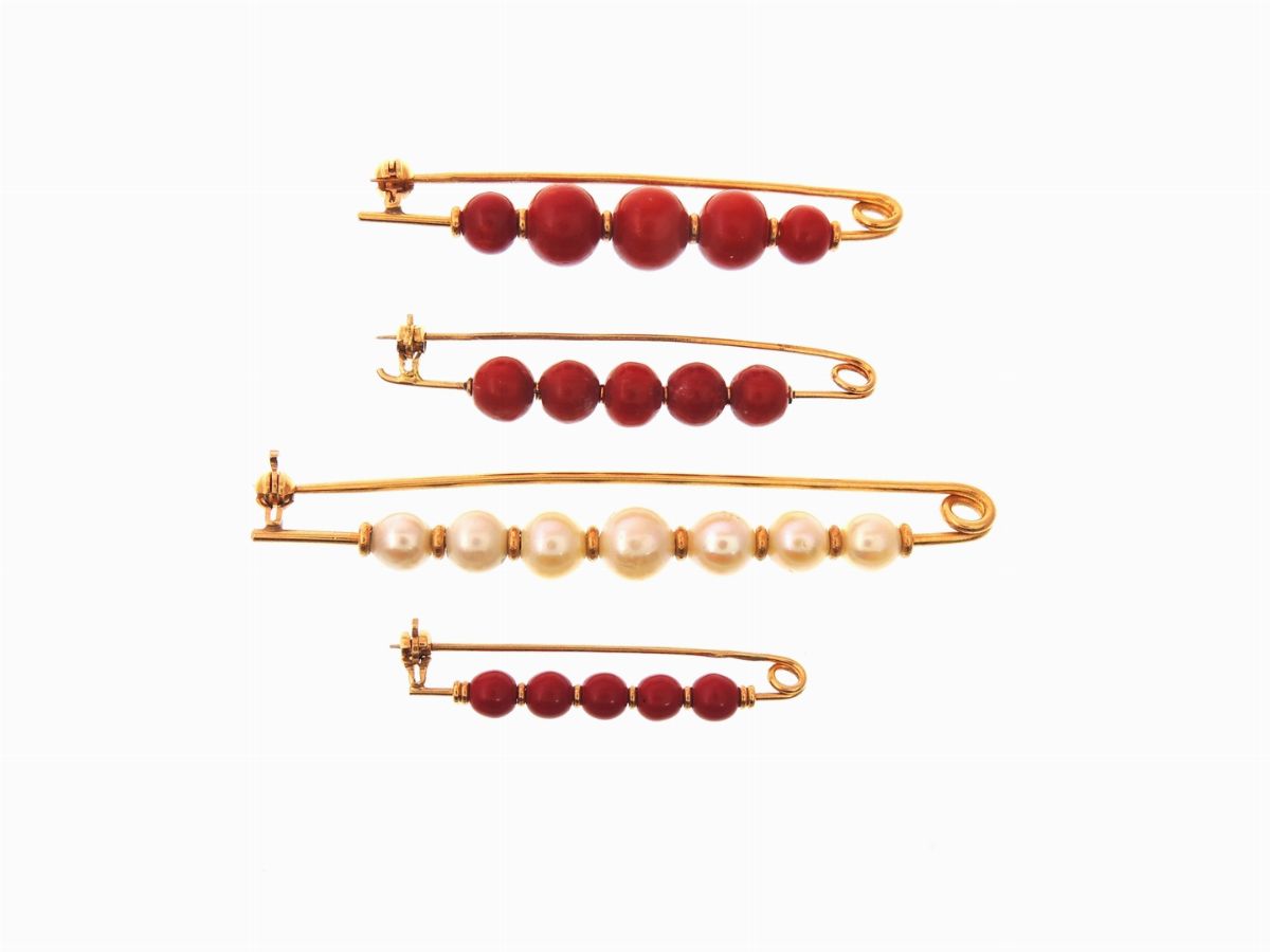 Cinque Spille in Oro Giallo, Corallo Rosso e Perle Coltivate Akoya