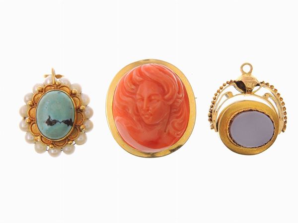 Yellow gold brooch and two pendants with orange coral, turquoise, pearls and carnelian