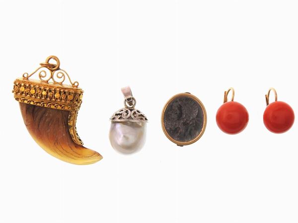 Un paio di orecchini e tre pendenti in oro gialllo e bianco in varie leghe  - Asta Gioielli - Maison Bibelot - Casa d'Aste Firenze - Milano
