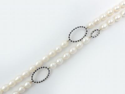 Collana di Perle Coltivate Ovalizzate con Inserti in Oro Bianco e Zaffiri