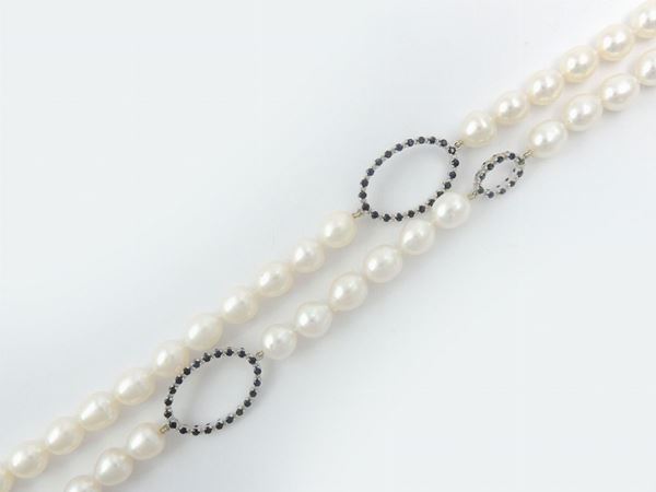 Collana di perle coltivate ovalizzate con inserti in oro bianco e zaffiri