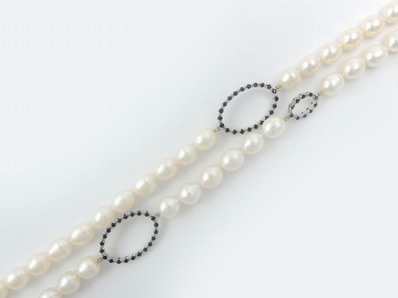 Collana di Perle Coltivate Ovalizzate con Inserti in Oro Bianco e Zaffiri