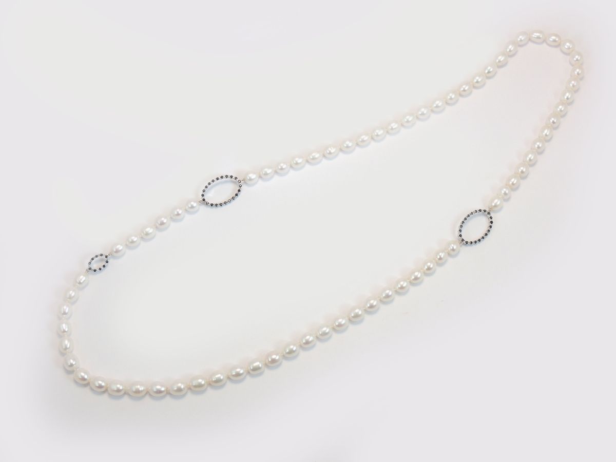 Collana di Perle Coltivate Ovalizzate con Inserti in Oro Bianco e Zaffiri