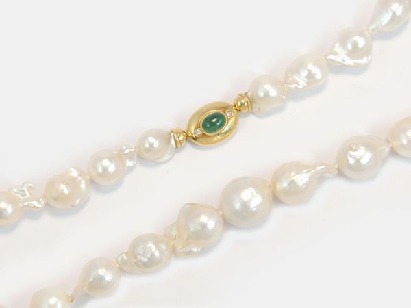 Collana di perle barocche australiane con fermezza in oro giallo, diamanti e smeraldo