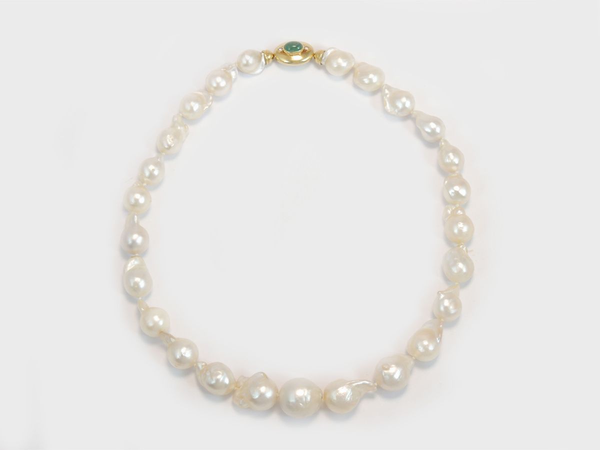 Collana di Perle Barocche Australiane con Fermezza in Oro Giallo, Diamanti e Smeraldo