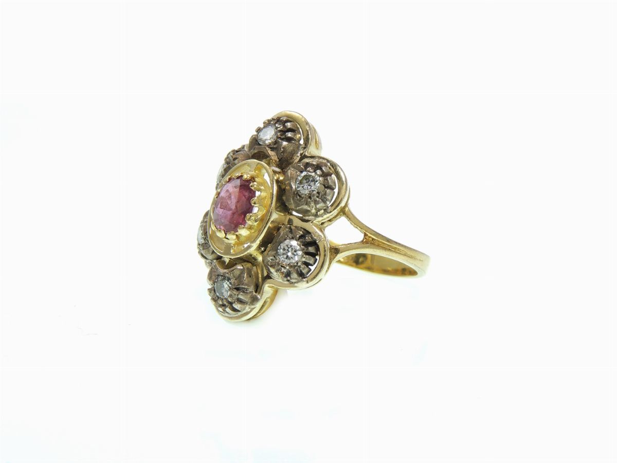 Anello in Oro Giallo e Argento con Diamanti e Rubino