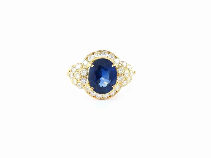 Anello in Oro Giallo con Diamanti e Zaffiro Ovale