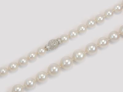 Collana Scalare di Perle Coltivate South Sea con Fermezza a Sfera in Oro Bianco e Diamanti