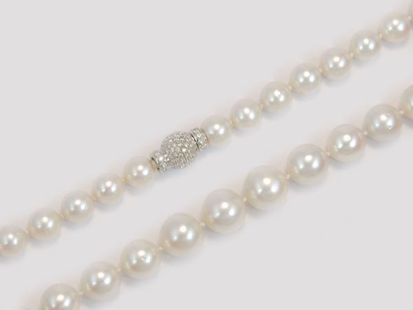 Collana scalare di perle coltivate South Sea con fermezza a sfera in oro bianco e diamanti