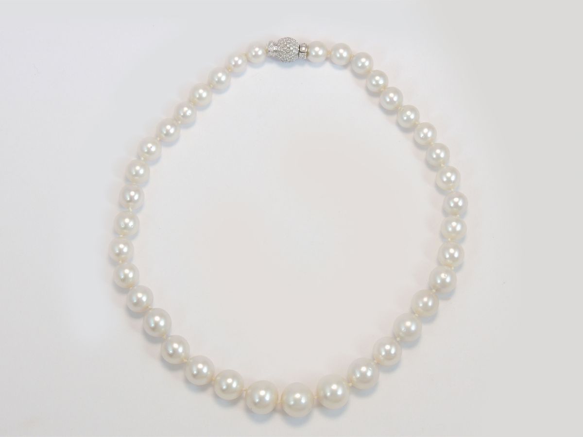 Collana Scalare di Perle Coltivate South Sea con Fermezza a Sfera in Oro Bianco e Diamanti