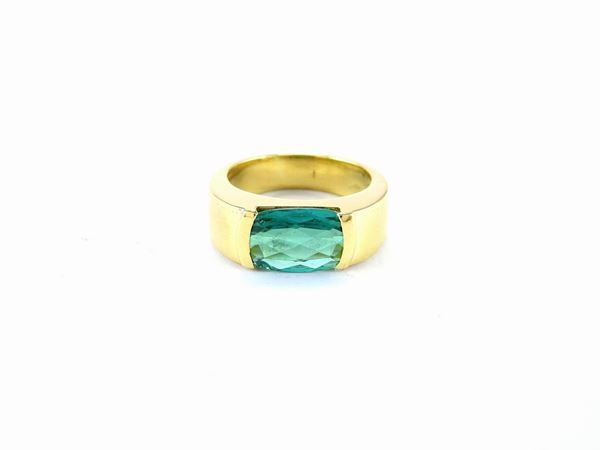 Anello in oro giallo con tormalina indicolite verde azzurra