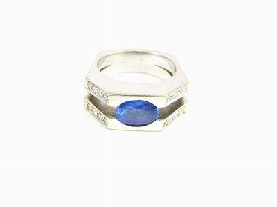 Anello in Oro Bianco con Diamanti e Zaffiro