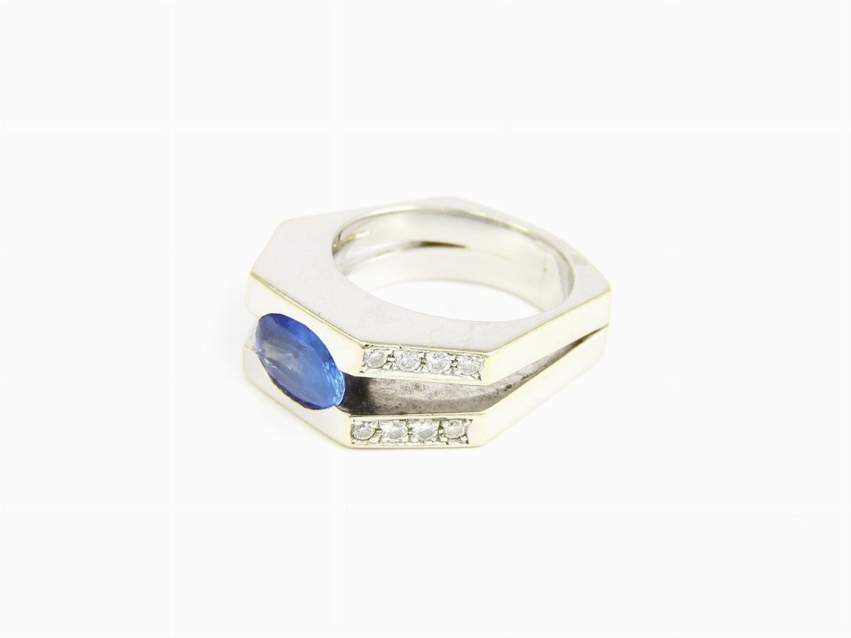 Anello in Oro Bianco con Diamanti e Zaffiro