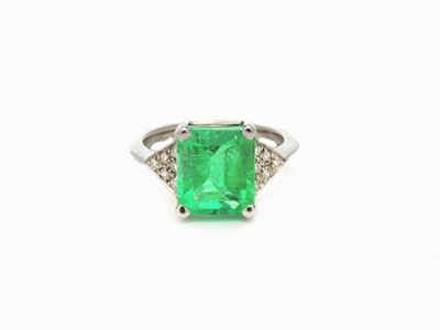 Anello in Oro Bianco con Diamanti e Smeraldo