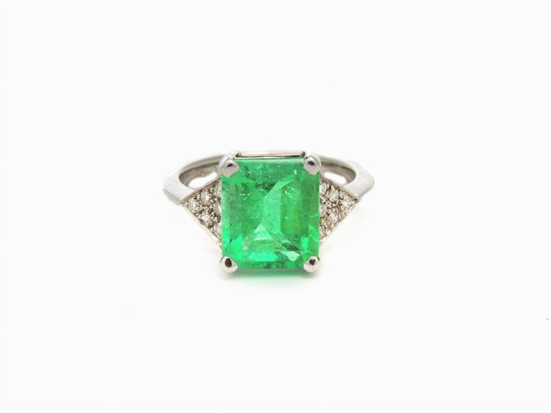 Anello in Oro Bianco con Diamanti e Smeraldo