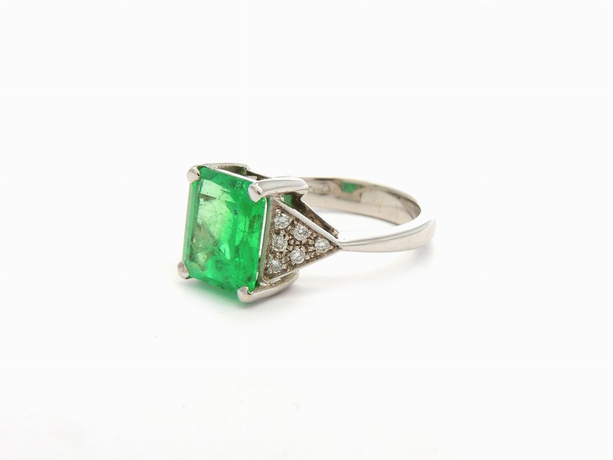 Anello in Oro Bianco con Diamanti e Smeraldo