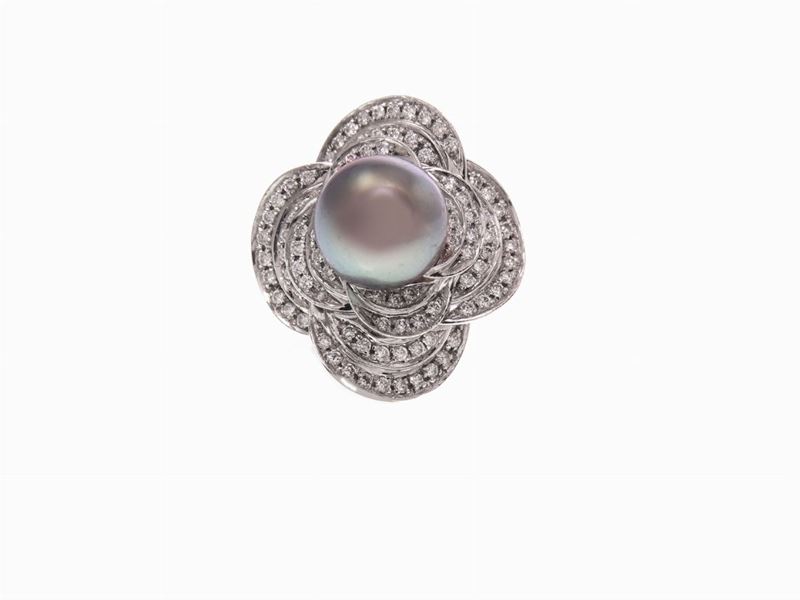 Anello Mikawa in Oro Bianco con Diamanti e Perla Coltivata Tahiti Grigio Ferro