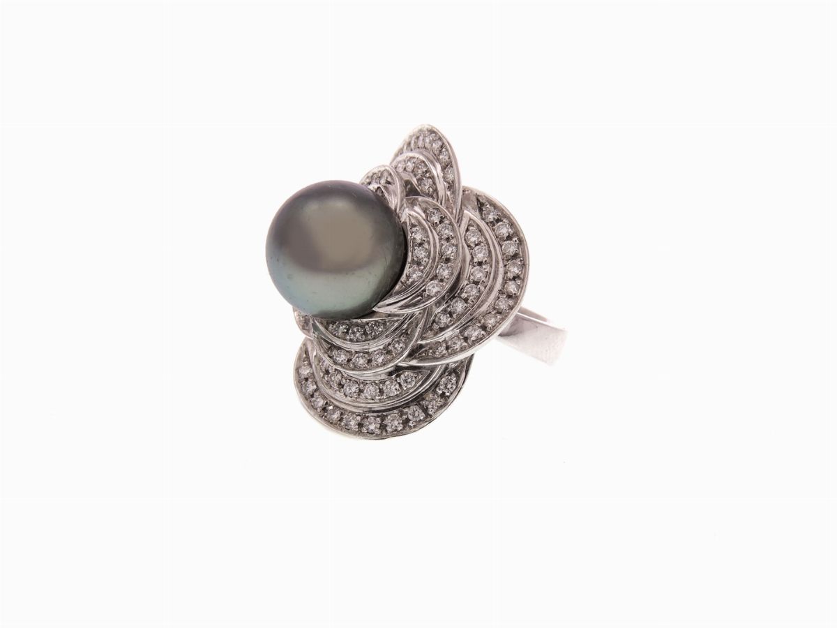 Anello Mikawa in Oro Bianco con Diamanti e Perla Coltivata Tahiti Grigio Ferro