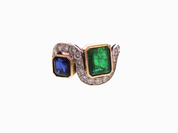 White and yellow gold contrarié ring with diamonds, emerald and sapphire