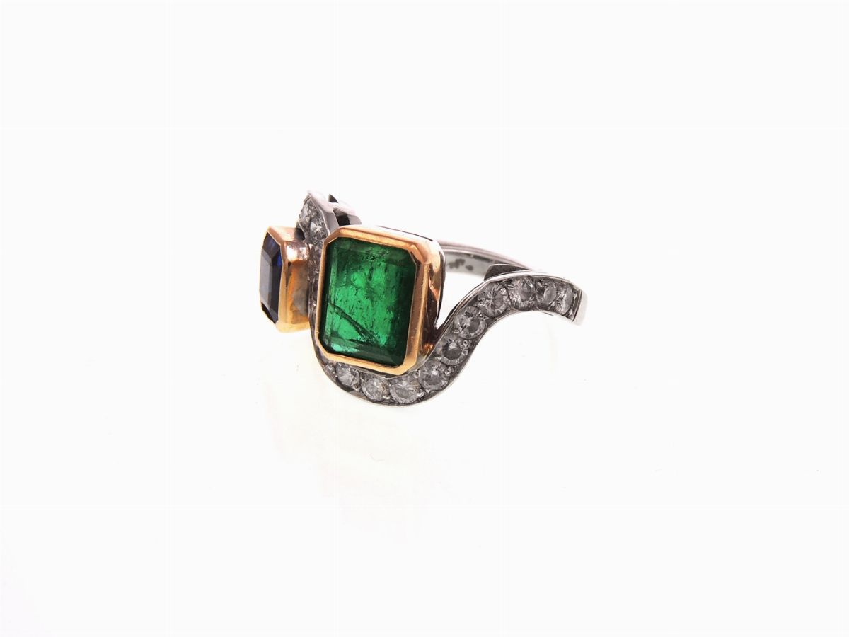 Anello Contrarié in Oro Bianco e Giallo con Diamanti, Smeraldo e Zaffiro