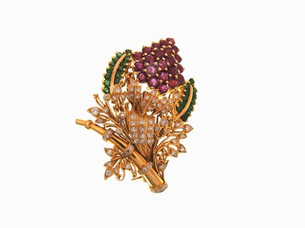Yellow gold pendant brooch with diamonds, rubies and emeralds  - Auction Jewels - Maison Bibelot - Casa d'Aste Firenze - Milano