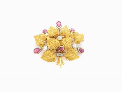 Spilla in Oro Giallo e Bianco con Diamanti e Rubini