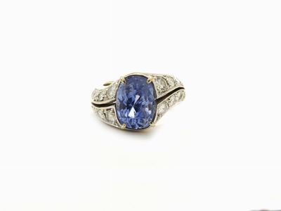 Anello in Oro Bianco con Diamanti e Zaffiro