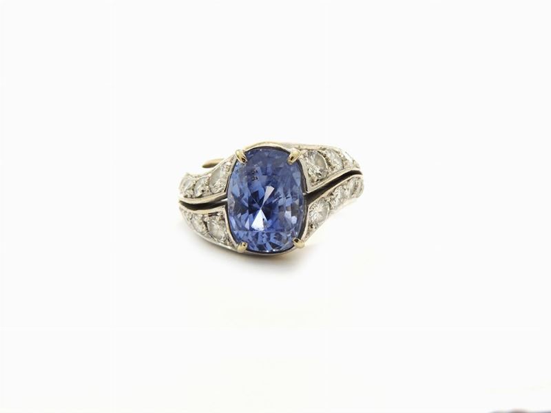 Anello in Oro Bianco con Diamanti e Zaffiro