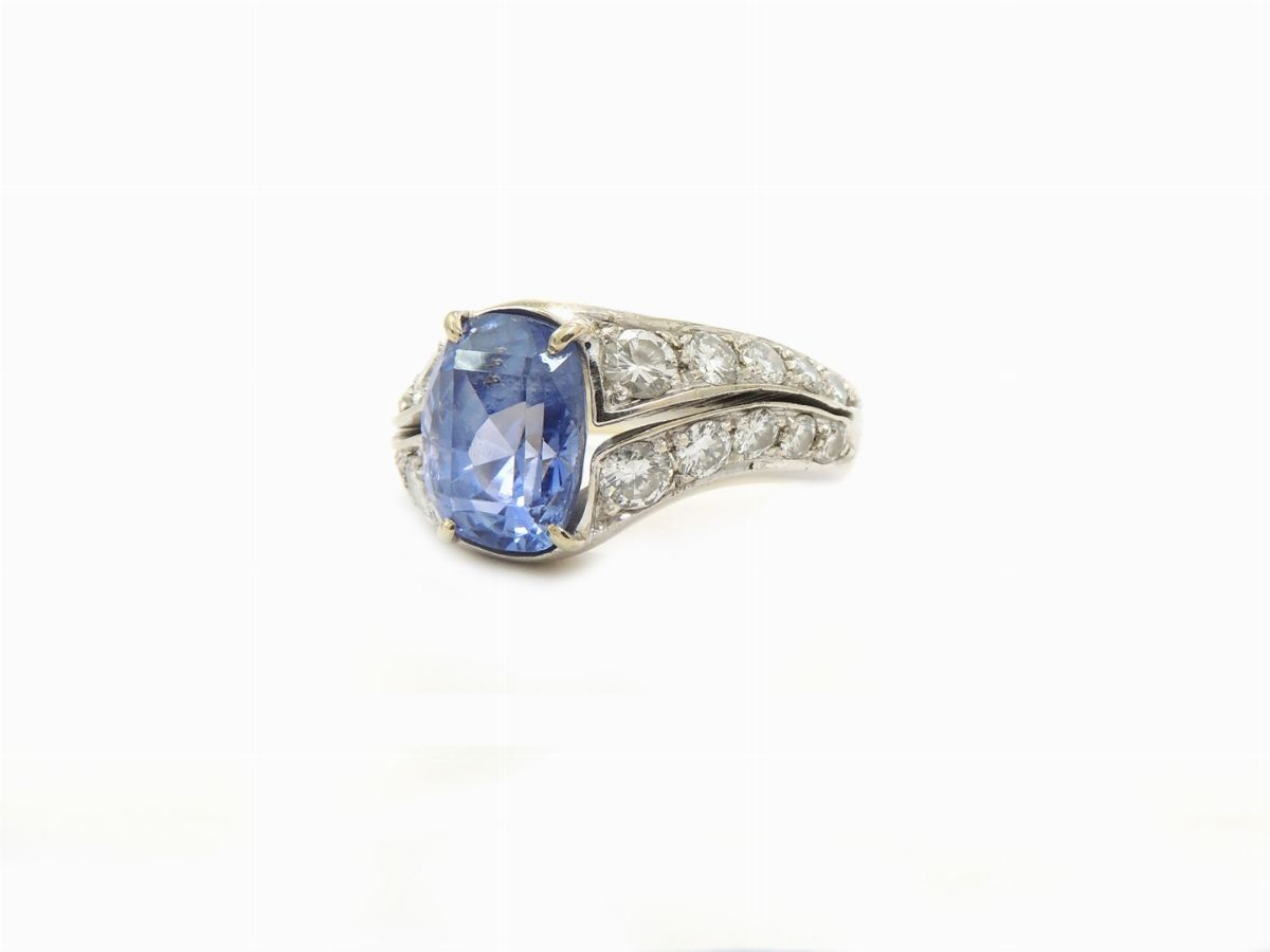 Anello in Oro Bianco con Diamanti e Zaffiro