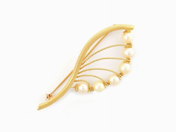 Yellow gold brooch with cultured Akoya pearls