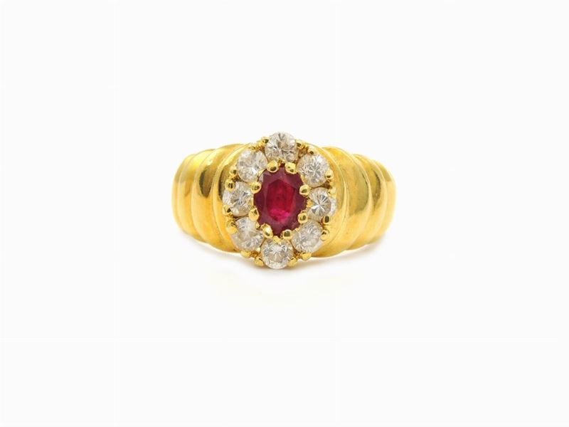 Anello a Margherita in Oro Giallo con Diamanti e Rubino