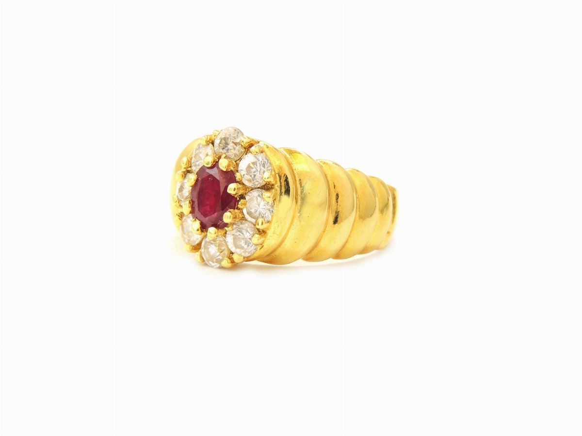 Anello a Margherita in Oro Giallo con Diamanti e Rubino