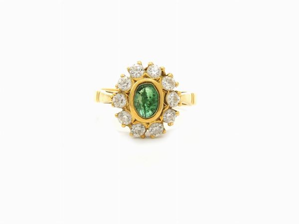 Yellow gold daisy ring with diamonds and emerald