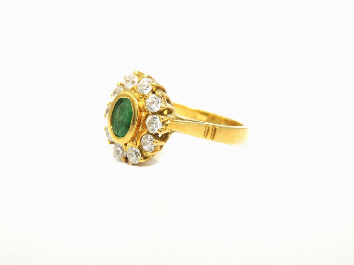 Anello in Oro Giallo a Margherita con Diamanti e Smeraldo