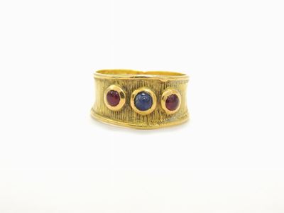 Anello a Fascia in Oro Giallo con Rubini e Zaffiro
