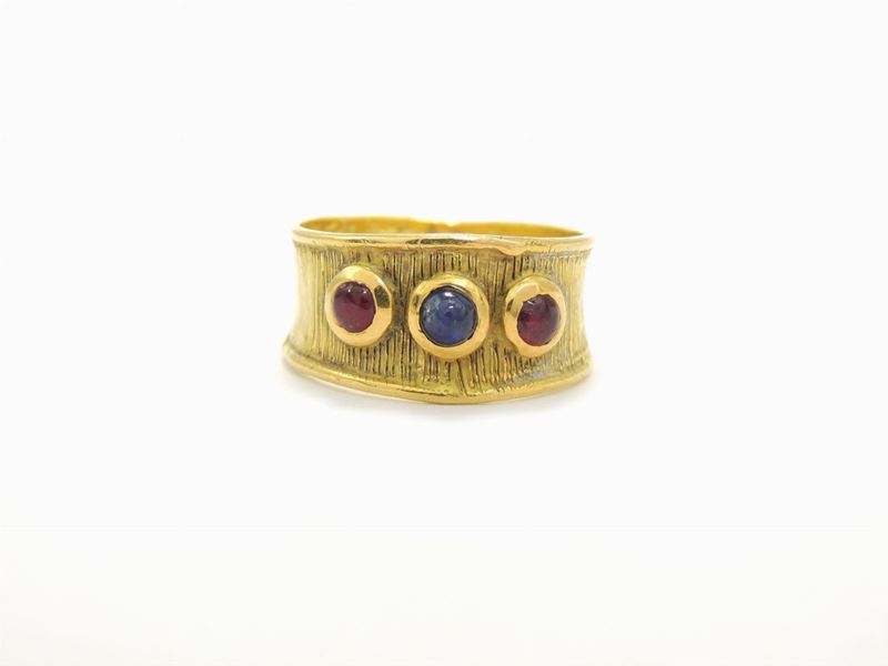 Anello a Fascia in Oro Giallo con Rubini e Zaffiro
