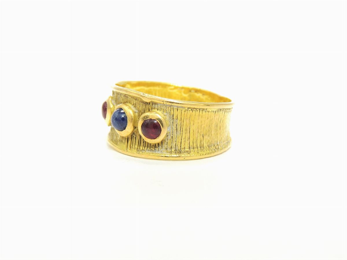 Anello a Fascia in Oro Giallo con Rubini e Zaffiro