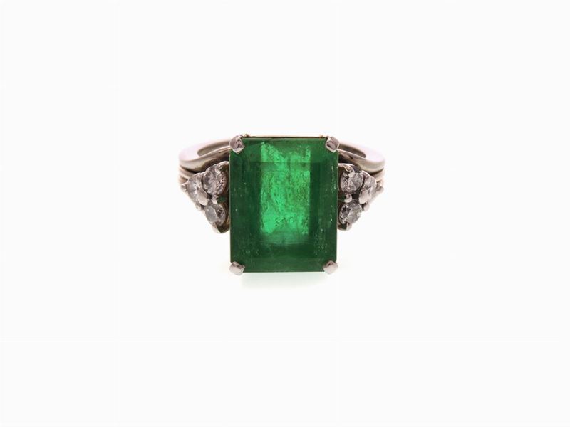 Anello in Oro Bianco con Diamanti e Smeraldo