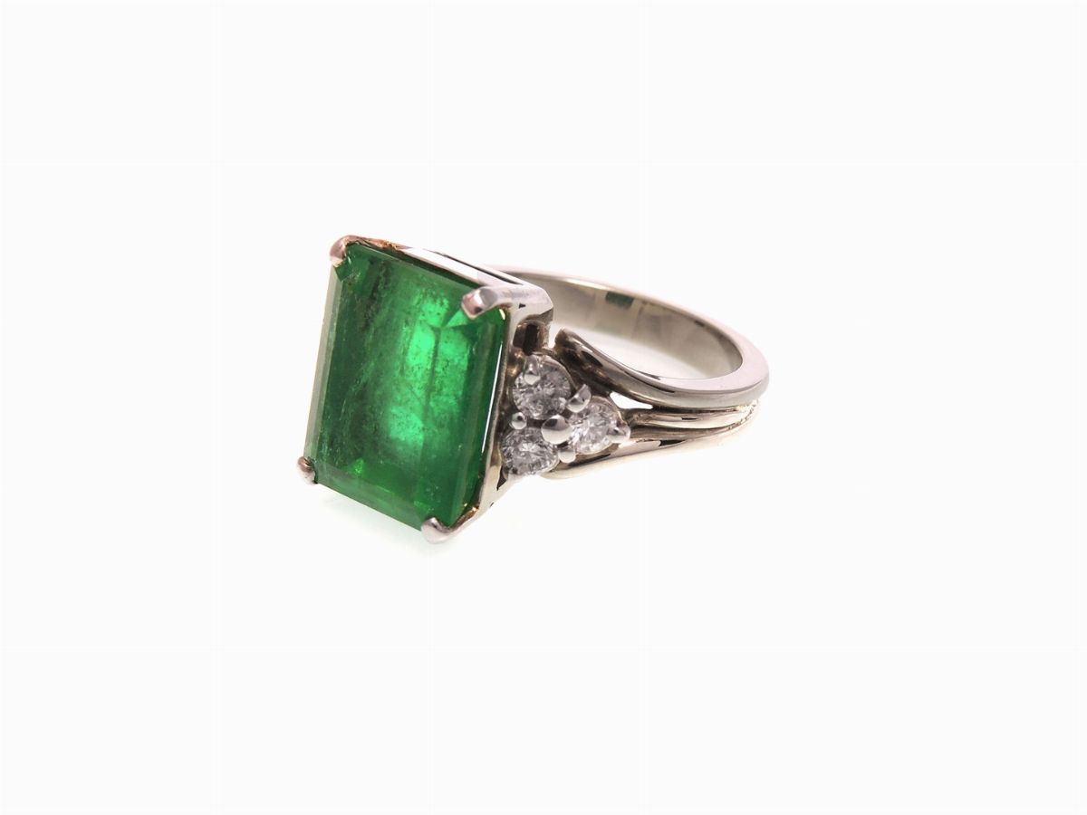 Anello in Oro Bianco con Diamanti e Smeraldo