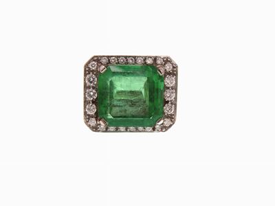 Anello in Oro Bianco con Diamanti e Smeraldo