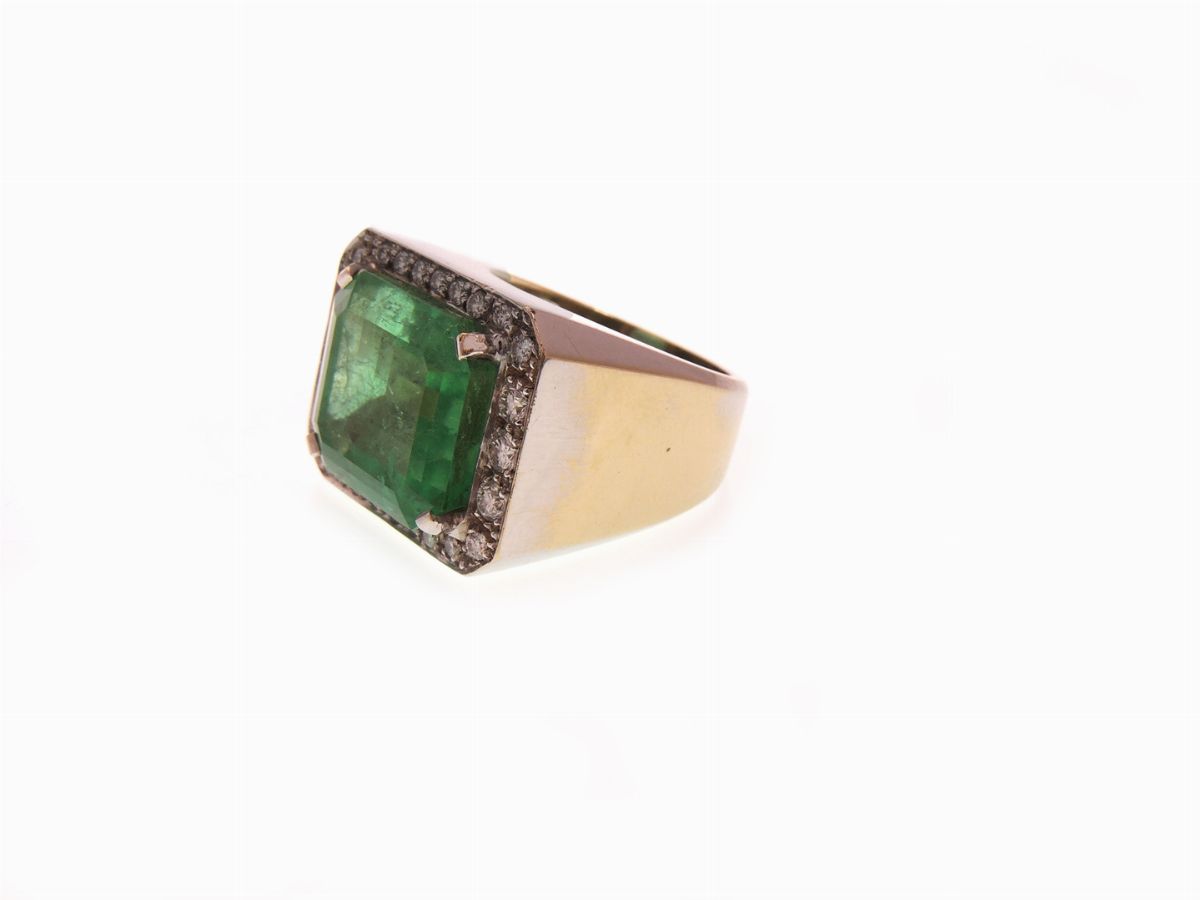 Anello in Oro Bianco con Diamanti e Smeraldo