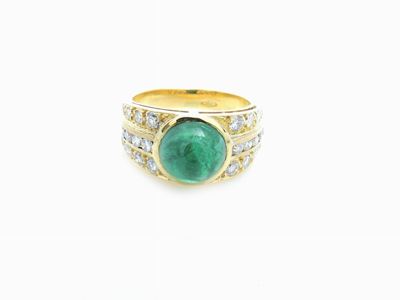 Anello a Fascia in Oro Giallo con Diamanti e Smeraldo