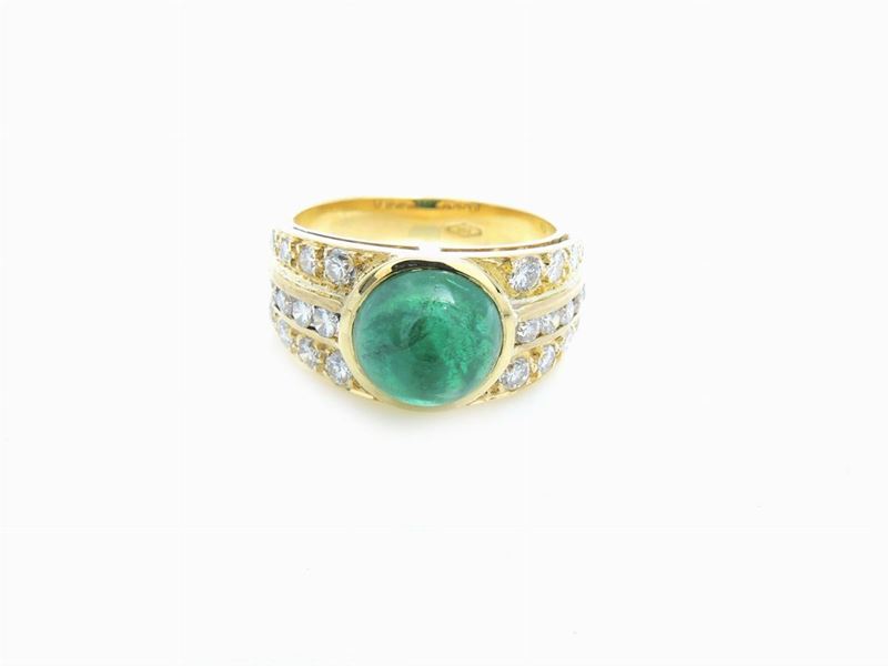 Anello a Fascia in Oro Giallo con Diamanti e Smeraldo