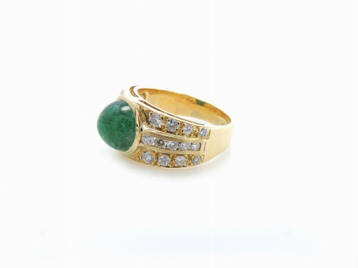 Anello a Fascia in Oro Giallo con Diamanti e Smeraldo