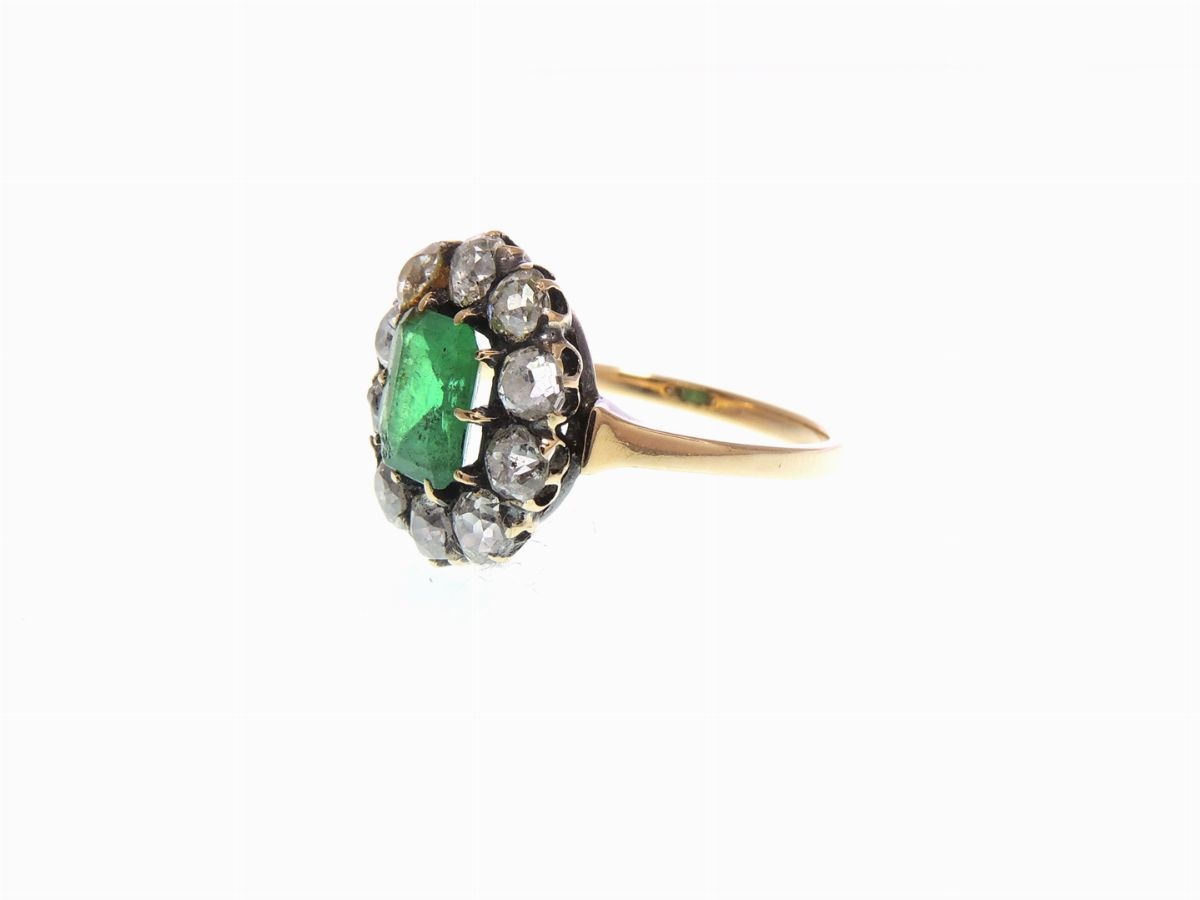 Anello in Oro Giallo a Bassa Lega con Diamanti e Smeraldo