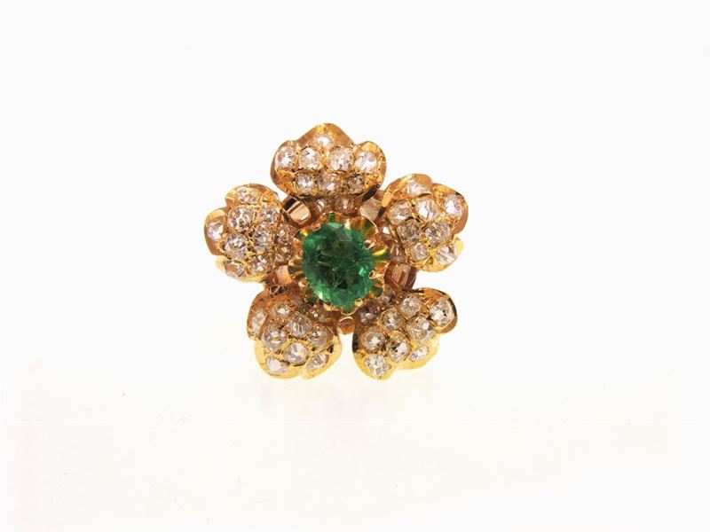 Anello in Oro Giallo con Diamanti e Smeraldo